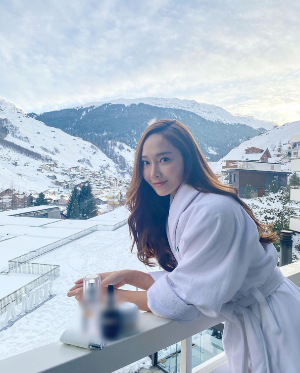郑秀妍晒美照倚栏杆上看雪景长发及腰笑靥如花心情好