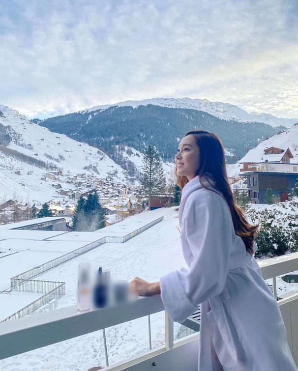 郑秀妍晒美照倚栏杆上看雪景长发及腰笑靥如花心情好