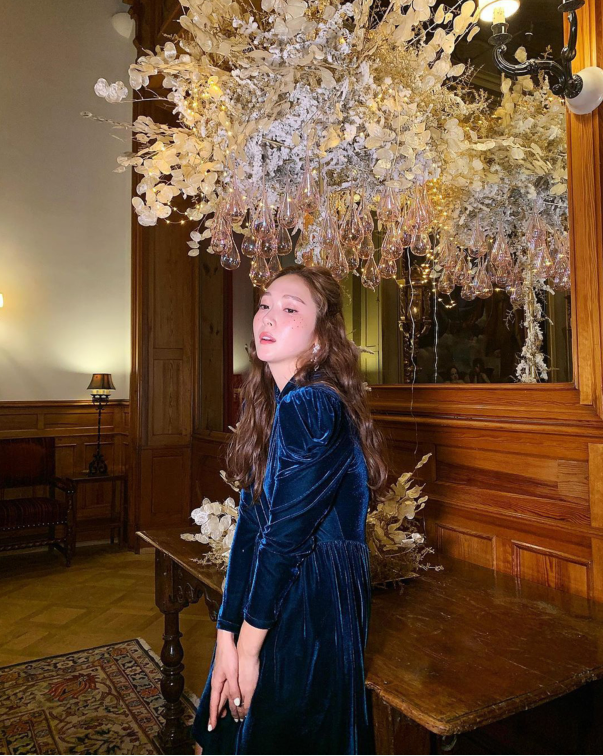 郑秀妍晒美照倚栏杆上看雪景长发及腰笑靥如花心情好