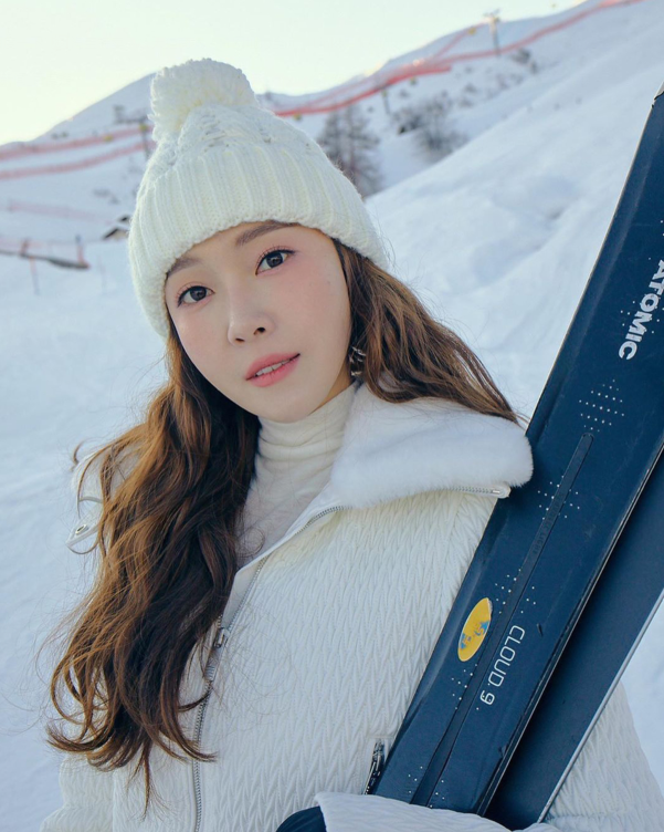 郑秀妍晒美照倚栏杆上看雪景长发及腰笑靥如花心情好