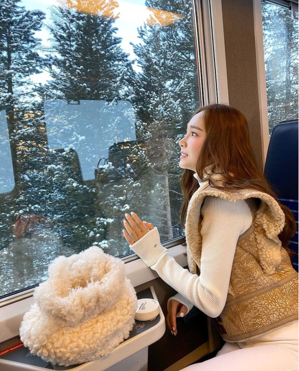 郑秀妍晒美照倚栏杆上看雪景长发及腰笑靥如花心情好