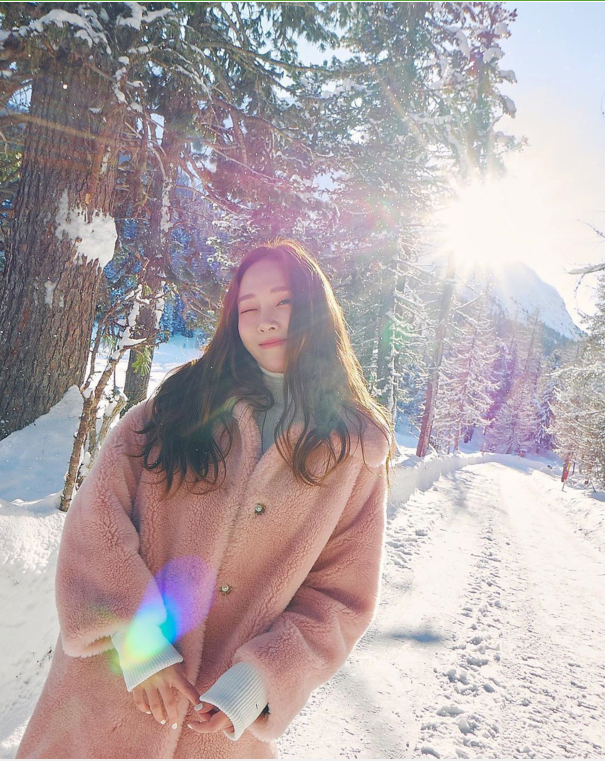 郑秀妍晒美照倚栏杆上看雪景长发及腰笑靥如花心情好