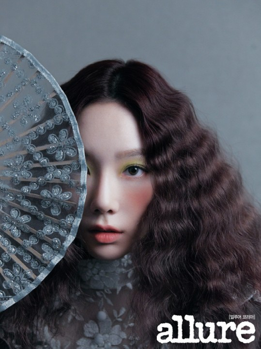 少女时代成员泰妍最新杂志写真方便面卷发配橘色腮红显文艺