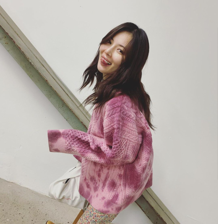 泫雅晒美照穿粉色毛衣晒美照对镜甜笑比剪刀手卖萌