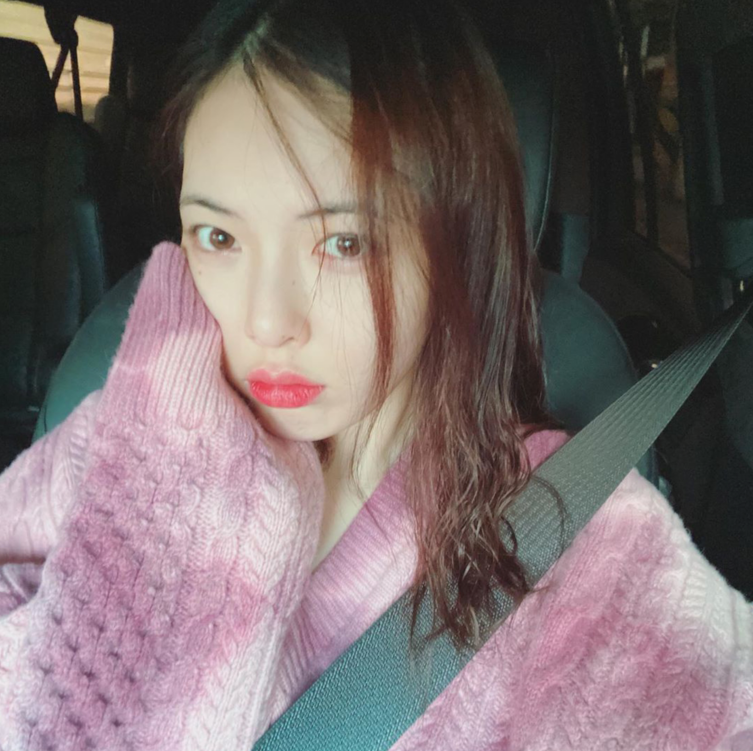 泫雅晒美照穿粉色毛衣晒美照对镜甜笑比剪刀手卖萌