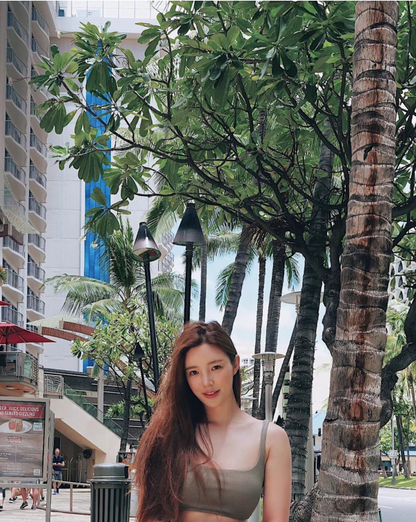 韩国女艺人刘承玉晒度假照大秀完美比例身材