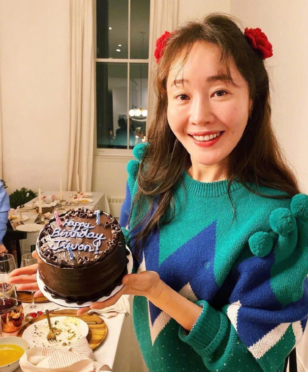 孔孝真参加演员严智苑举办的圣诞家庭派对穿圣诞毛衣节日氛围温馨十足