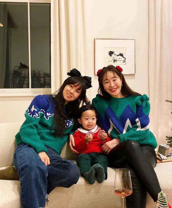 孔孝真参加演员严智苑举办的圣诞家庭派对穿圣诞毛衣节日氛围温馨十足