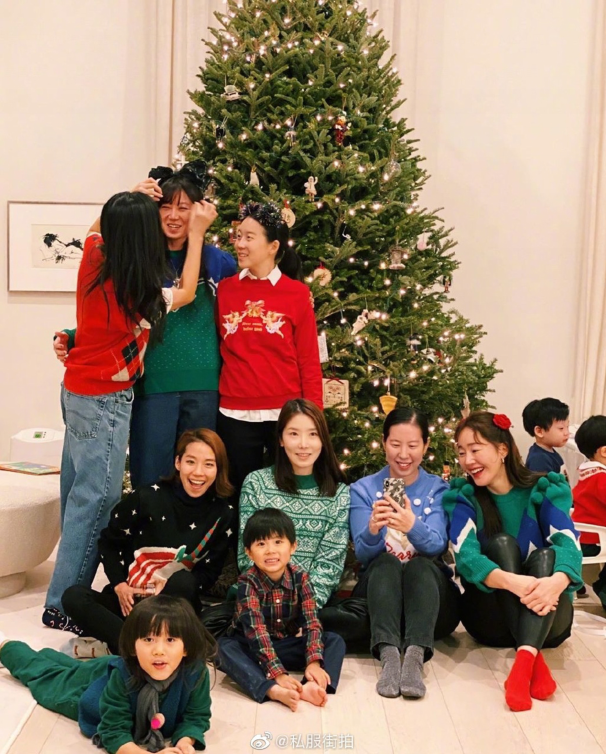 孔孝真参加演员严智苑举办的圣诞家庭派对穿圣诞毛衣节日氛围温馨十足