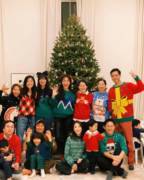 孔孝真参加演员严智苑举办的圣诞家庭派对穿圣诞毛衣节日氛围温馨十足