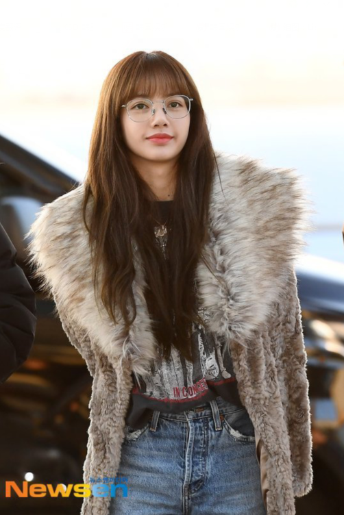 Lisa戴银框眼镜身穿毛绒外套亮相机场甜美热情