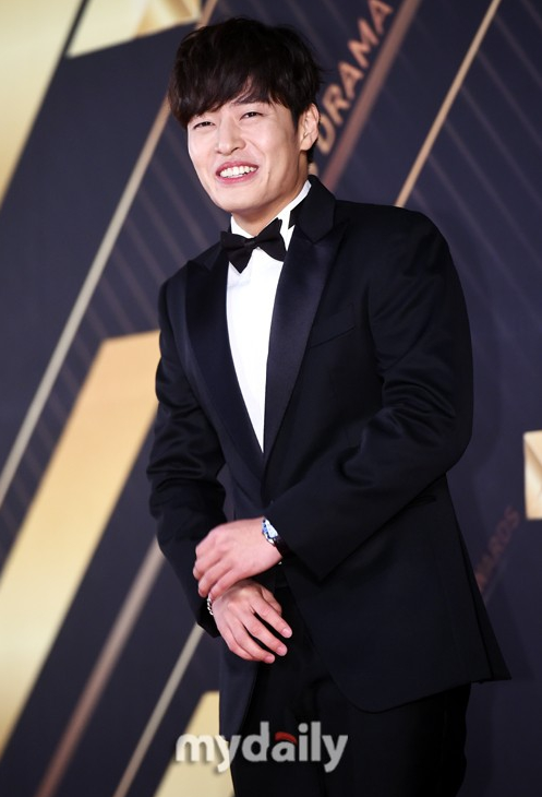 姜河那，李诗英等艺人出席了2019KBS演技大赏颁奖礼