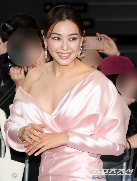 李哈妮在首尔SBS电视台出席了2019SBS演技大赏颁奖礼大秀事业线险滑落