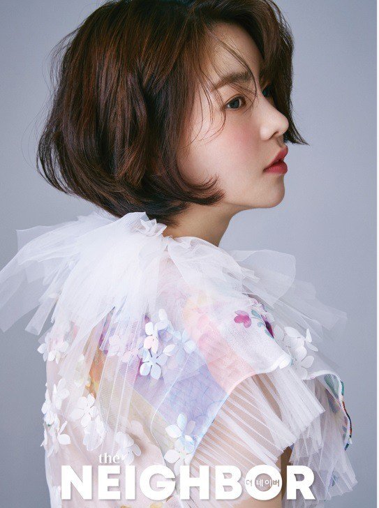 林智妍最新杂志写真展现出众美貌与优雅气质