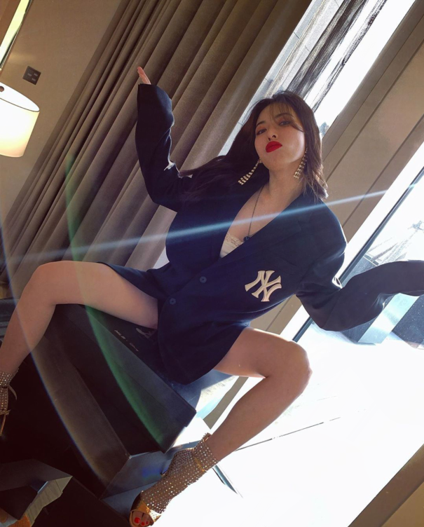 泫雅晒个人美照穿黑西装玩下衣失踪踩金色高跟鞋秀长腿