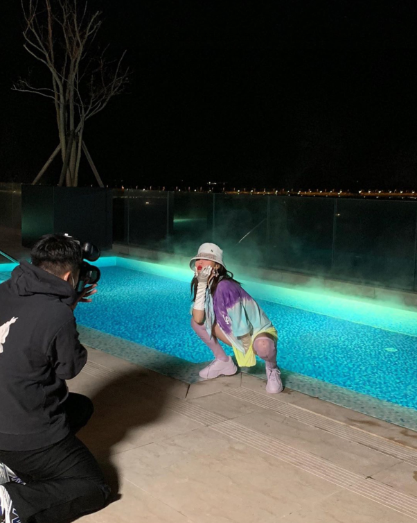 泫雅晒个人美照穿黑西装玩下衣失踪踩金色高跟鞋秀长腿