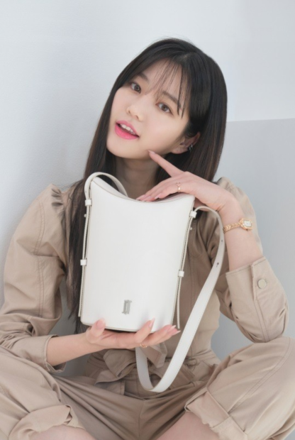 李侑菲最新手提包宣传照皮肤白皙可爱俏皮