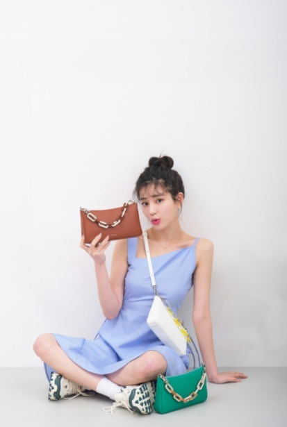 李侑菲最新手提包宣传照皮肤白皙可爱俏皮