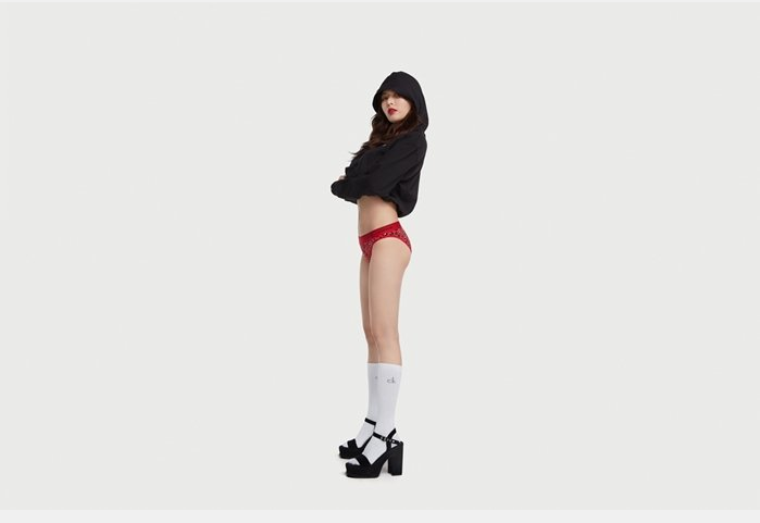 泫雅最新内衣品牌宣传照秀完美比例火辣身材