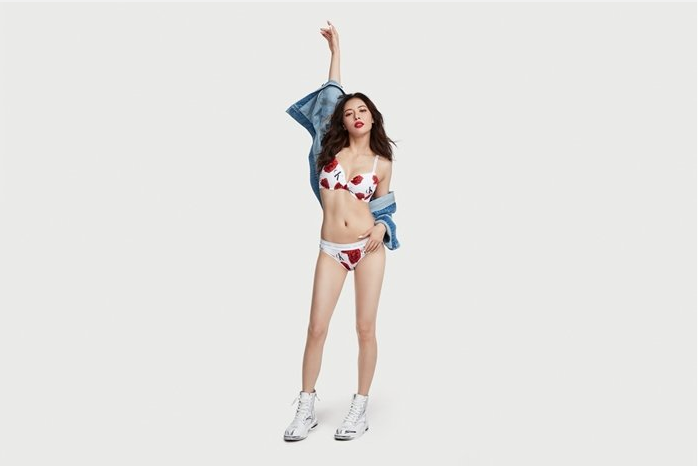 泫雅最新内衣品牌宣传照秀完美比例火辣身材