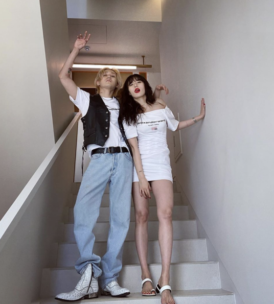 泫雅与男友金晓钟合照清凉的露肩短连衣裙大秀修长美腿