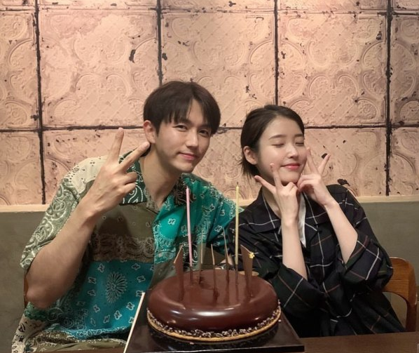 瑟雍在IG上分享他与IU、泽演的合影庆祝《唠叨》10周年