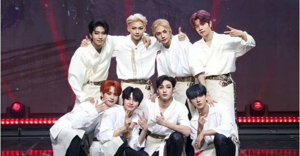 Stray Kids 携首张正规专辑回归成功登上海内外排行榜首！