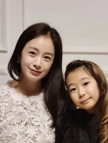 Rain和金泰熙夫妇为二女儿庆祝1周岁生日满满的幸福感