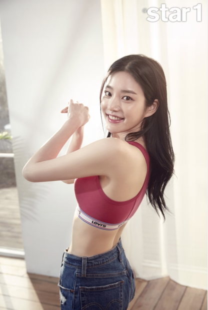 李侑菲