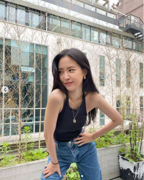 Apink成员孙娜恩