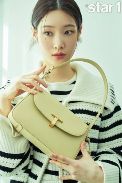 韩国女艺人郑采妍