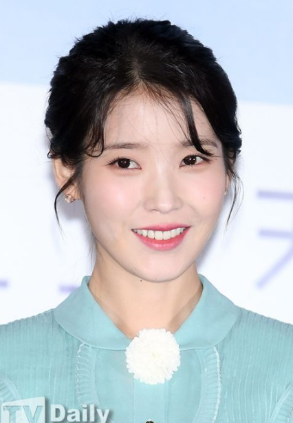 IU 姜栋元