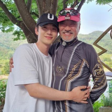 《衣袖红镶边》