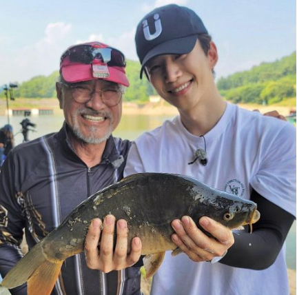 《衣袖红镶边》