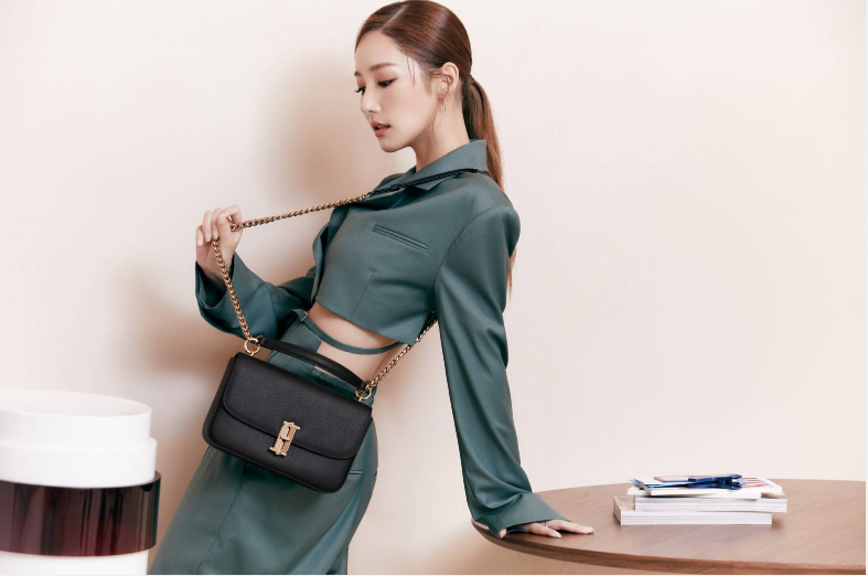 韩国女艺人朴敏英