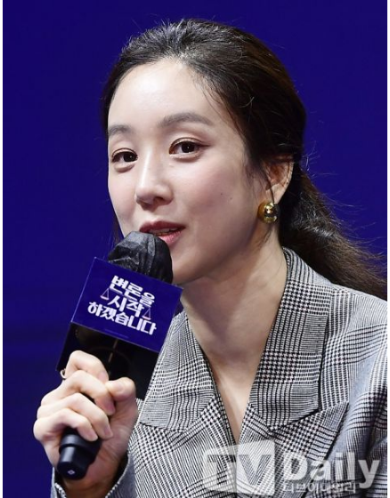 《争锋相辩》 郑丽媛