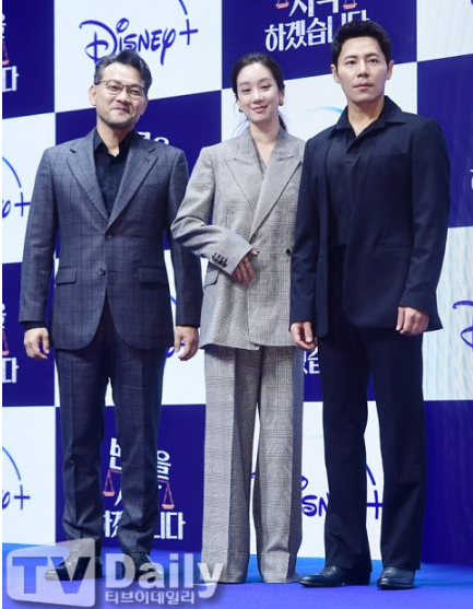 《争锋相辩》 郑丽媛