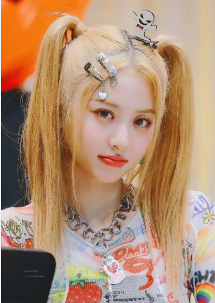 LE SSERAFIM许允真