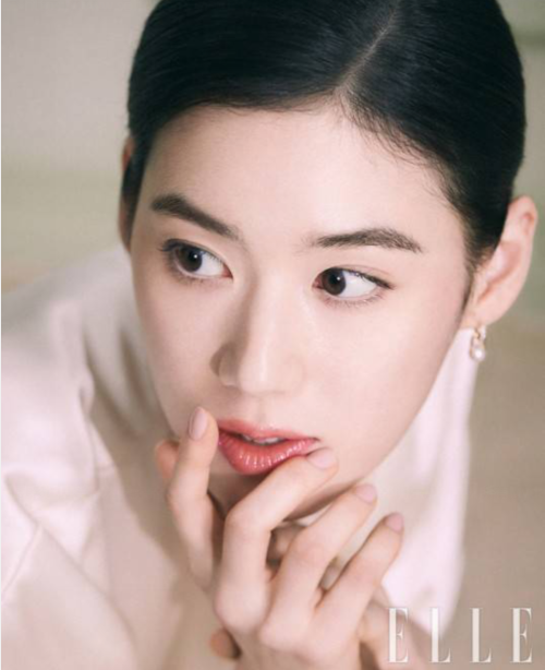 郑恩彩时尚美妆写真干净白裙彰显优雅气质