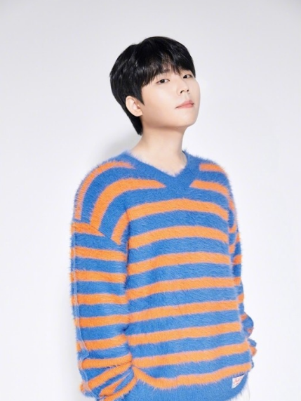 TCHUR)}2_SIARW~9UV6[~`T