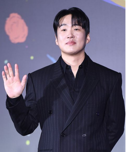 《炸鸡奇遇记》发布会：金裕贞夹在安宰弘&柳承龙中间，散发出如同洋娃娃般的可爱灿烂笑容～